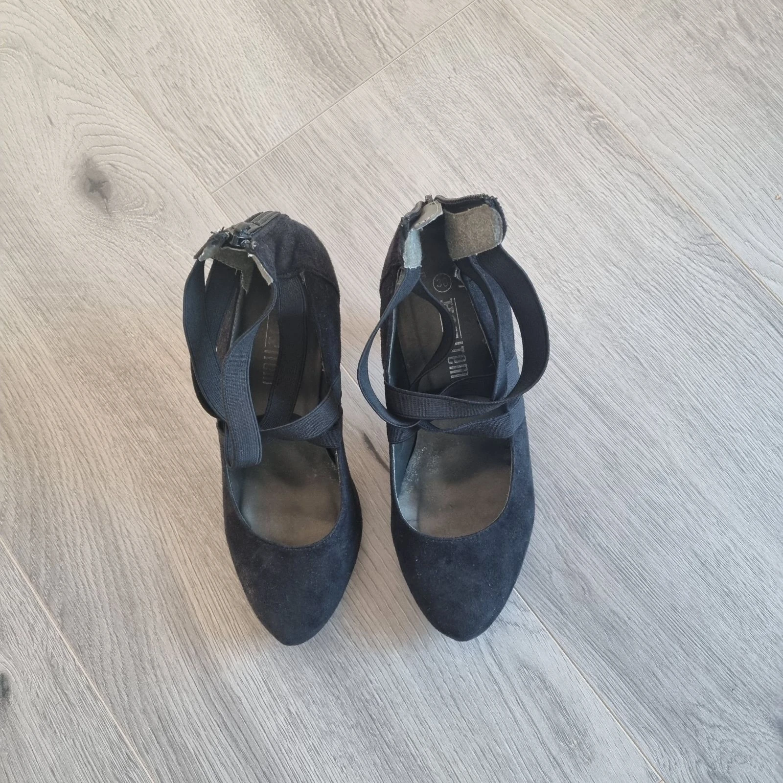 Hot Item Black Pumps with Straps – Size 38 – photo 2